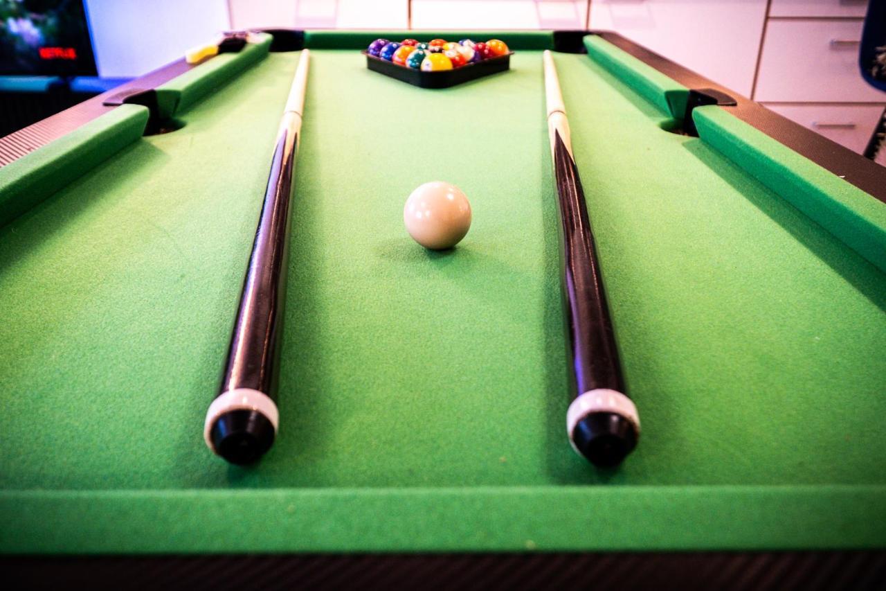 Snooker Table Apartment With 4 Beds And Free Parking Ковънтри Екстериор снимка