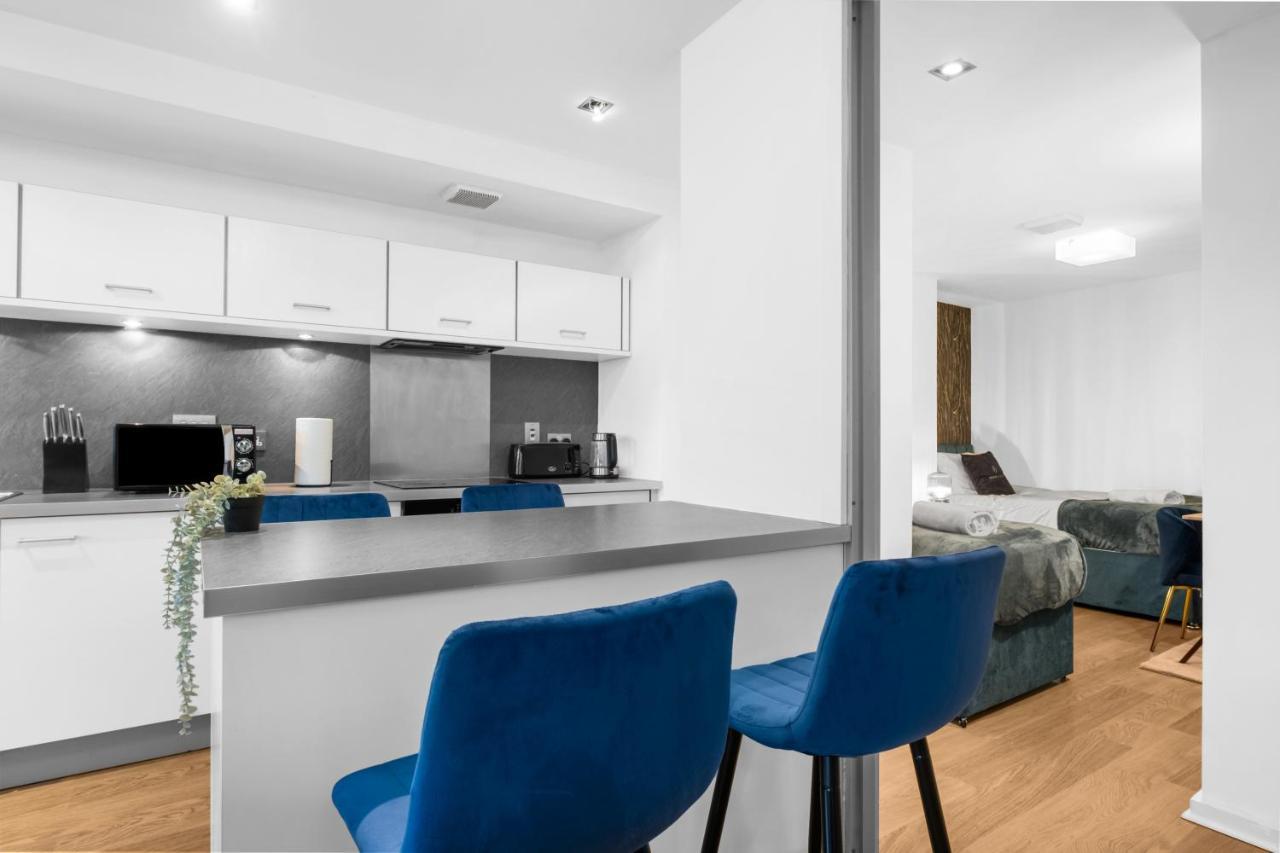 Snooker Table Apartment With 4 Beds And Free Parking Ковънтри Екстериор снимка